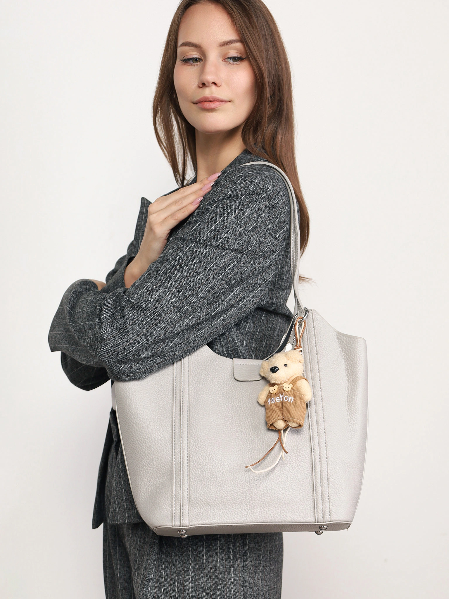 Сумка-тоут с плоскими ручками с брелком-медвежонок в ассортименте